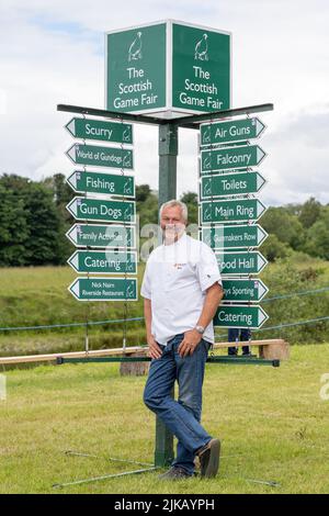 Chef Nick Nairn che ospita il nuovo ristorante lungo il fiume alla GWCT Scottish Game Fair 2022, Scone Palace, Perthshire Foto Stock