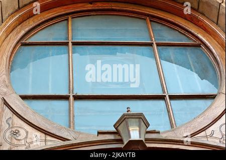 Art Nouveau oculi finestra rotonda di un vecchio edificio in Ivano-Frankivsk Ucraina Foto Stock