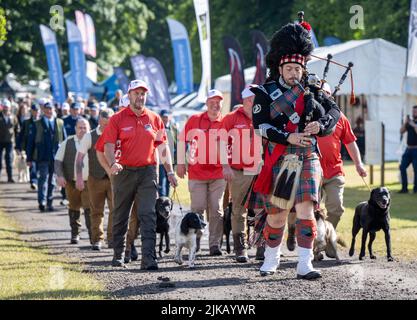 Il Concorso internazionale di cani da Gun delle quattro Nazioni, processione alla GWCT Scottish Game Fair 2022, Scone Palace, Perthshire Foto Stock