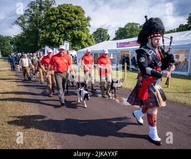 Il Concorso internazionale di cani da Gun delle quattro Nazioni, processione alla GWCT Scottish Game Fair 2022, Scone Palace, Perthshire Foto Stock