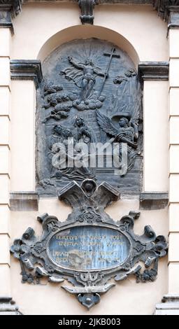 Cappella Kampians, Basilica Cattedrale dell'Assunzione (la cattedrale latina) a Lviv, Ucraina. Script dice 'al triste 3rd giorno Sabato il resuscitato Foto Stock