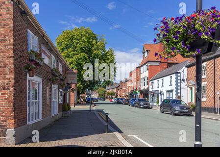 L'alta strada a Tarporle, Cheshire con il pub Rising Sun sulla sinistra. Foto Stock