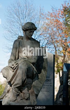 Scultura tomba di un angelo seduto al cimitero di Lychakiv a Lviv, Ucraina Foto Stock