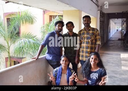 Un gruppo di giovani studenti universitari indiani che si propongono per la foto. Foto Stock