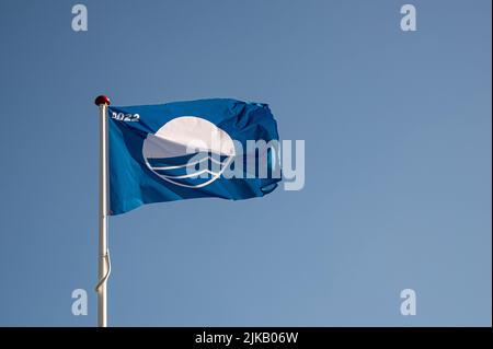 2022 Bandiera Blu iconica per l'acqua pulita che ondita nel vento, Danimarca, 1 agosto 2022 Foto Stock