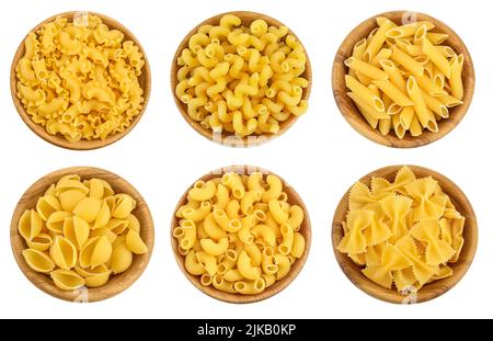 conchiglie non cotte in ciotola. Pasta cruda con guscio organico isolata su fondo bianco con percorso di taglio e profondità di campo. Vista dall'alto. Disposizione piatta Foto Stock