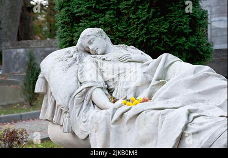 Frammento della tomba di Jozefina Markowska sul vecchio cimitero storico commemorativo di Lychakiv a Lviv, Ucraina Foto Stock