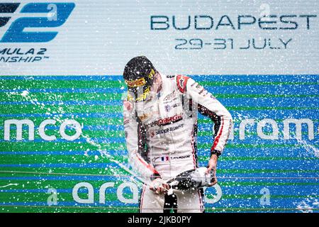 Podio, Pourchaire Theo (fra), ART Grand Prix, Dallara F2, ritratto nel corso del round 10th del Campionato FIA di Formula 2 2022, dal 28 al 31 luglio 2022 sull'Hungaroring, a Mogyorod, Ungheria - Foto: Sebastian Rozendaal/DPPI/LiveMedia Foto Stock