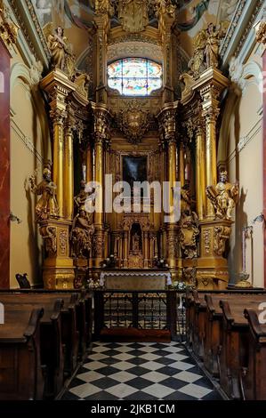 La navata laterale dorata dell'Arcattedrale Basilica dell'Assunzione della Beata Vergine Maria, la Cattedrale latina di Lviv, Ucraina Foto Stock