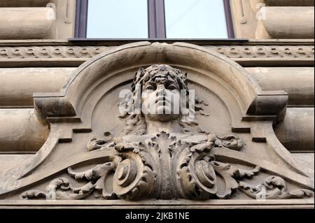 Mascaron femmina sulla facciata del vecchio edificio a Lviv Ucraina Foto Stock