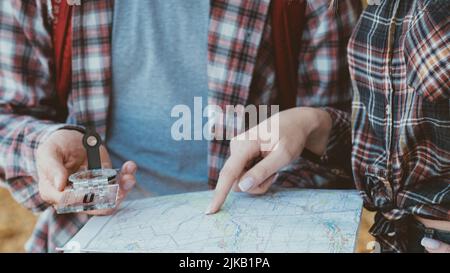 wanderlust avventure viaggiatori mappa bussola Foto Stock