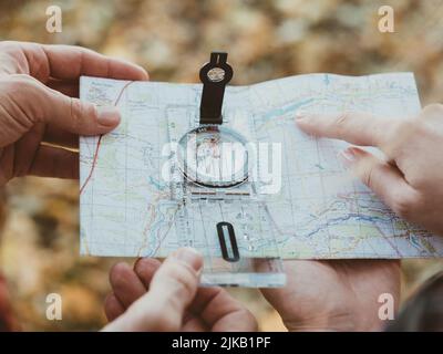 escursioni turismo hobby viaggiatori bussola mappa Foto Stock