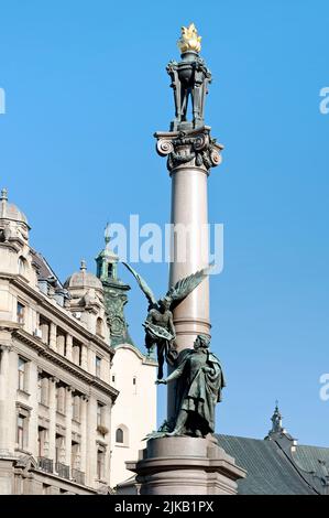 Monumento al poeta polacco Adam Bernard Mickiewicz con genio alato di poesia con lira a Lviv, Ucraina Foto Stock