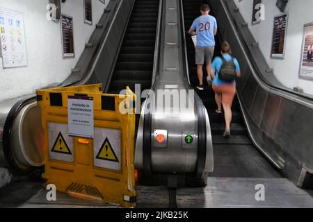 UNA SCALA MOBILE DELLA METROPOLITANA È BLOCCATA A CAUSA DI UN GUASTO MECCANICO Foto Stock