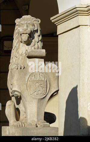 Stemma di Lviv sullo scudo della scultura del leone la sera a Lviv Ucraina Foto Stock