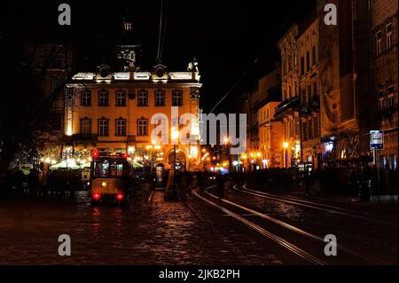Vita notturna sulla piazza principale di Lviv Ucraina Foto Stock