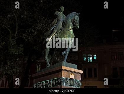 Vista notturna al monumento a Daniele di Galizia in Ucraina Lviv Foto Stock