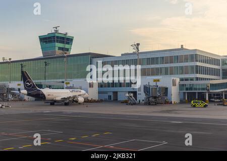 ERDING, GERMANIA - GIUGNO 20: Aereo Lufthansa parcheggiato al cancello del terminal 2 dell'aeroporto di Monaco il 20 giugno 2022 a Erding, Germania Foto Stock