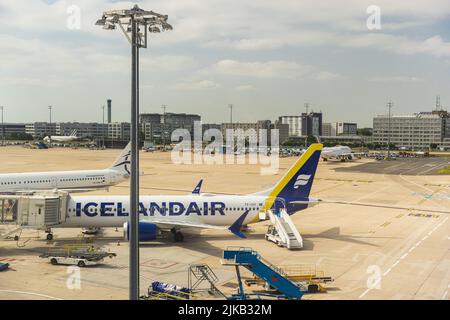 PARIGI, FRANCIA - 20 GIUGNO 2022: Aereo Icelandair parcheggiato all'aeroporto Charles de Gaulle Foto Stock