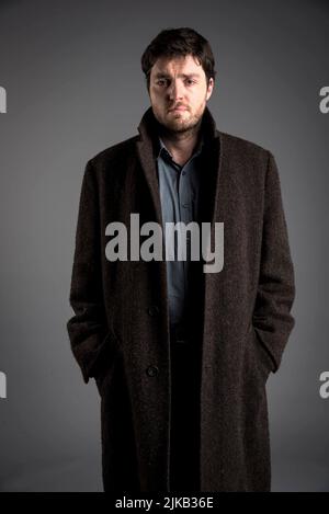 TOM BURKE in STRIKE (2017) -titolo originale: CORMORAN STRIKE-, diretto da CHARLES STURRIDGE e KIERON HAWKES. Credit: BBC ONE / Album Foto Stock