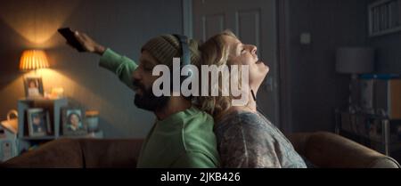 CLAIRE RUSHBROOK e ADEEL AKHTAR in ALI & AVA (2021), diretto da CLIO BARNARD. Credit: BBC FILM / Album Foto Stock