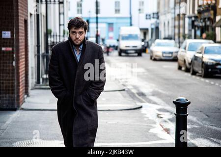 TOM BURKE in STRIKE (2017) -titolo originale: CORMORAN STRIKE-, diretto da CHARLES STURRIDGE e KIERON HAWKES. Credit: BBC ONE / Album Foto Stock