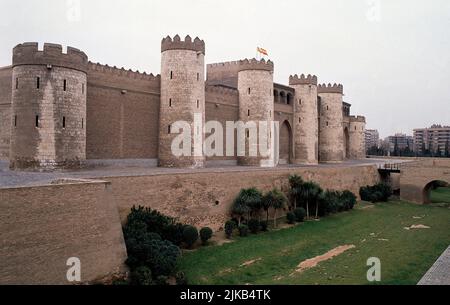 EXTERIOR DE LA ALJAFERIA DE ZARAGOZA - MURALLAS Y ANTIGUO FOSO DEL PALACIO/CASTILLO. LOCALITÀ: ALJAFERIA-CORTES ARAGON. SARAGOZZA. Saragozza. SPAGNA. Foto Stock