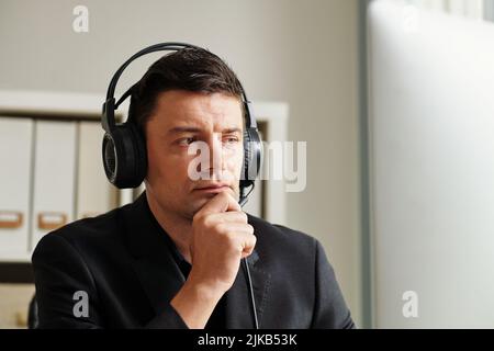 Ritratto di serio imprenditore pensivo in cuffia riflettere sul problema Foto Stock