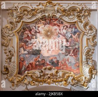 VALENCIA, SPAGNA - 17 FEBBRAIO 2022: L'affresco barocco e stucco Gloria dell'Eucaristia nella chiesa Iglesia de San Marín di José Vergara Gimeno Foto Stock