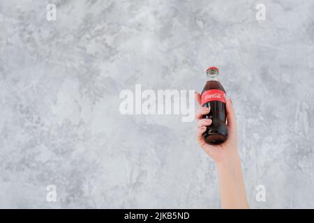festa di natale con bottiglie di vetro coca cola Foto Stock