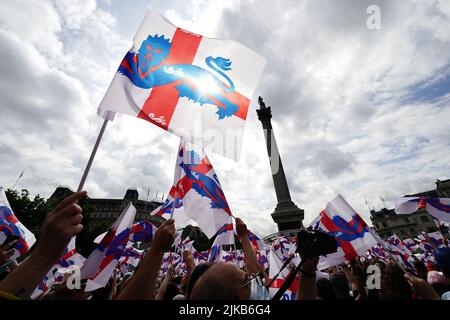 I tifosi accalteranno le bandiere di St Georges durante una festa dei tifosi per commemorare lo storico trionfo delle donne inglesi EURO 2022 a Trafalgar Square, Londra. Data foto: Lunedì 1 agosto 2022. Foto Stock