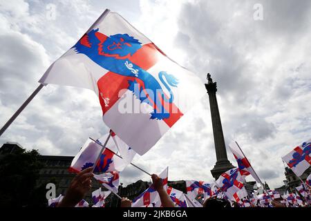 I tifosi accalteranno le bandiere di St Georges durante una festa dei tifosi per commemorare lo storico trionfo delle donne inglesi EURO 2022 a Trafalgar Square, Londra. Data foto: Lunedì 1 agosto 2022. Foto Stock