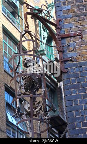 Gibbet, con scheletro sospeso sopra la strada, come mostra pubblica, London Clink, 1 Clink Street Londra, Inghilterra, Regno Unito, SE1 9DG Foto Stock