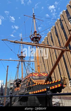 Nave a vela Golden Hind (1973) , in St Mary Overies Dock, Cathedral Street, ,Southwark, Londra, Inghilterra, UK,SE1 9DE - atterraggio gratuito Foto Stock