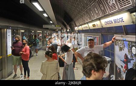 Stazione della metropolitana e della linea principale di London Bridge, piattaforma Jubilee line a Station Approach Rd, London, England, UK, SE1 9SP Foto Stock