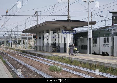 Stazione ferroviaria di Treviglio lungo il tratto Milano-Venezia Foto Stock