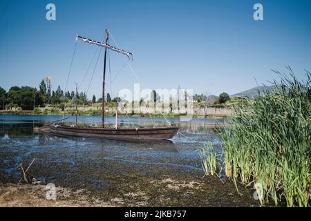 Una vecchia barca a vela in legno sul fiume Lima, Portogallo. Foto Stock