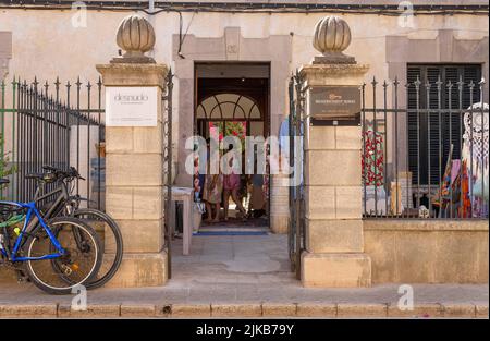 Santanyi, Spagna; luglio 09 2022: Mercato settimanale di strada nella città di Majorcan di Santanyi, Spagna. Bancarelle che vendono abiti e moda con i turisti strollin Foto Stock