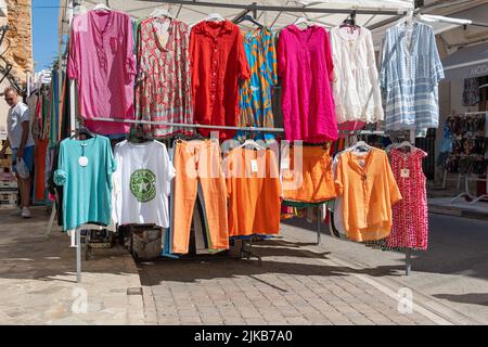 Santanyi, Spagna; luglio 09 2022: Mercato settimanale di strada nella città di Majorcan di Santanyi, Spagna. Bancarelle che vendono abiti e moda con i turisti strollin Foto Stock