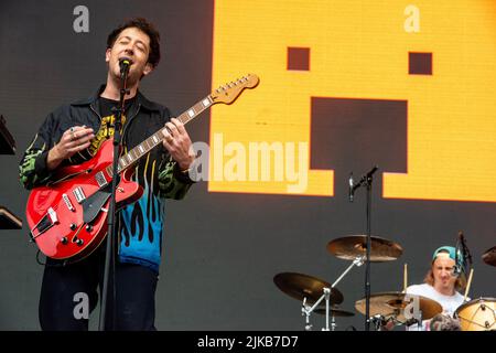 I Wombats giocano il palcoscenico principale a Kendal Calling. Sabato 30th Luglio 2022 Foto Stock