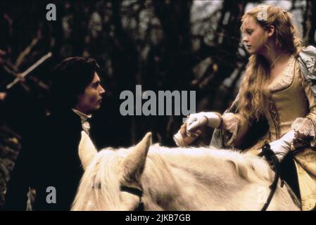 Johnny Depp & Christina Ricci Film: Sleepy Hollow (1999) personaggi: Ichabod Crane & Katrina Van Tassel regista: Tim Burton 17 novembre 1999 **AVVISO** questa fotografia è solo per uso editoriale ed è il copyright di IMMAGINI DI PRIMARIA IMPORTANZA e/o del fotografo assegnato dalla Film o dalla Società di produzione e può essere riprodotto solo da pubblicazioni in concomitanza con la promozione del suddetto Film. È necessario un credito obbligatorio per LE IMMAGINI DI IMPORTANZA FONDAMENTALE. Il fotografo deve essere accreditato anche quando è noto. Nessun uso commerciale può essere concesso senza l'autorizzazione scritta della Film Company. Foto Stock