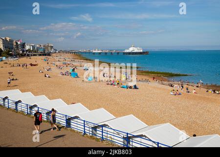 Vista sulla spiaggia di ciottoli fino a Eastbourne Pier, Eastbourne, East Sussex, Inghilterra, Regno Unito, Europa Foto Stock