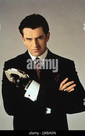Rupert Everett Film: Inspector Gadget (USA 1999) personaggi: Sanford Scolex regista: David Kellogg 18 Luglio 1999 **ATTENZIONE** questa foto è solo per uso editoriale ed è copyright di WALT DISNEY PICTURESDIC ENTERTAINMENT e/o del fotografo assegnato dalla Film o dalla Società di produzione e può essere riprodotta solo da pubblicazioni in concomitanza con la promozione del suddetto Film. È richiesto un credito obbligatorio per L'INTRATTENIMENTO WALT DISNEY PICTURESDIC. Il fotografo deve essere accreditato anche quando è noto. Nessun uso commerciale può essere concesso senza autorizzazione scritta da parte del Film Comp Foto Stock