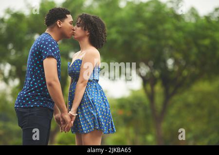 Baciare bella giovane coppia cubana innamorata Foto Stock