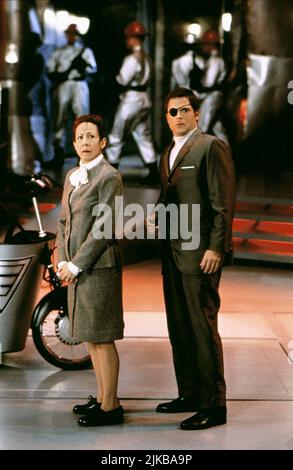 Mindy Sterling & Rob Lowe Film: Austin Powers: The Spy Who Shagged Me; Austin Powers 2 (USA 1999) personaggi: Frau Farbissina & Young numero due regista: Jay Roach 08 Giugno 1999 **ATTENZIONE** questa fotografia è solo per uso editoriale ed è il copyright del CINEMA DI NUOVA LINEA e/o del fotografo assegnato dalla Società di produzione e film e può essere riprodotto solo da pubblicazioni in concomitanza con la promozione del suddetto Film. È richiesto un credito obbligatorio per IL CINEMA DI NUOVA LINEA. Il fotografo deve essere accreditato anche quando è noto. Nessun uso commerciale può essere concesso senza autorizzazione scritta Foto Stock