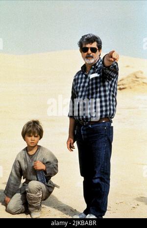 Jake Lloyd & George Lucas Film: Star Wars: Episodio i - The Phantom Menace (USA 1999) personaggi: Anakin Skywalker & Director: George Lucas 19 maggio 1999 **ATTENZIONE** questa foto è solo per uso editoriale ed è copyright DI LUCASFILM e/o del fotografo assegnato dalla Film o dalla Società di produzione e può essere riprodotta solo da pubblicazioni in concomitanza con la promozione del suddetto Film. È richiesto un credito obbligatorio per LUCASFILM. Il fotografo deve essere accreditato anche quando è noto. Nessun uso commerciale può essere concesso senza l'autorizzazione scritta della Film Company. Foto Stock