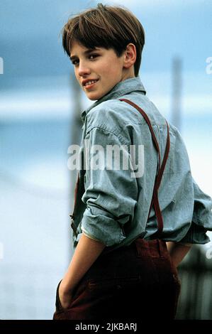 Reeve Carney Film: Snow Falling on Cedars (USA 1999) personaggi: Young Ishmael Chambers / Literaturverfilmung (basato sul libro di David Guterson) regista: Scott Hicks 12 Settembre 1999 **ATTENZIONE** questa foto è solo per uso editoriale ed è il copyright di IMMAGINI UNIVERSALI e/o del fotografo assegnato dalla Film o dalla Società di produzione e può essere riprodotto solo da pubblicazioni in concomitanza con la promozione del suddetto Film. È richiesto un credito obbligatorio per LE IMMAGINI UNIVERSALI. Il fotografo deve essere accreditato anche quando è noto. Nessun uso commerciale può essere concesso senza w Foto Stock