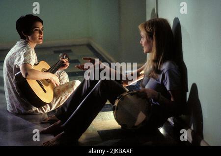 Winona Ryder & Angelina Jolie Film: Ragazza, interrotta (1999) personaggi: Susanna Kaysen & Lisa Rowe regista: James Mangold 08 Dicembre 1999 **AVVISO** questa fotografia è solo per uso editoriale ed è il copyright delle IMMAGINI COLUMBIA e/o del fotografo assegnato dalla Film o dalla Production Company e può essere riprodotta solo da pubblicazioni in concomitanza con la promozione del suddetto Film. È richiesto un credito obbligatorio per LE IMMAGINI COLUMBIA. Il fotografo deve essere accreditato anche quando è noto. Nessun uso commerciale può essere concesso senza l'autorizzazione scritta della Film Company. Foto Stock