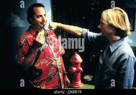 Jon Lovitz & David Spade Film: Lost and Found (1999) personaggi: Zio Harry & Dylan Ramsey regista: Jeff Pollack 23 aprile 1999 **AVVISO** questa foto è solo per uso editoriale ed è copyright di WARNER BROS e/o del fotografo assegnato dalla Film o dalla Production Company e può essere riprodotta solo da pubblicazioni in concomitanza con la promozione del suddetto Film. È richiesto un credito obbligatorio per WARNER BROS. Il fotografo deve essere accreditato anche quando è noto. Nessun uso commerciale può essere concesso senza l'autorizzazione scritta della Film Company. Foto Stock