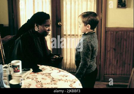 Whoopi Goldberg & Cory Buck Film: The Deep End of the Ocean (1999) personaggi: Candy Bliss & Vincent Cappadora - Età 7 regista: Ulu Gorbard 12 marzo 1999 **AVVISO** questa fotografia è solo per uso editoriale ed è copyright DI COLUMBIA e/o del fotografo assegnato dalla Film o dalla Production Company e può essere riprodotta solo da pubblicazioni in concomitanza con la promozione del suddetto Film. È richiesto un credito obbligatorio per COLUMBIA. Il fotografo deve essere accreditato anche quando è noto. Nessun uso commerciale può essere concesso senza l'autorizzazione scritta della Film Company. Foto Stock